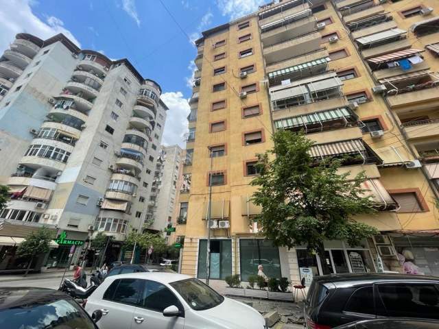 Tirane, jepet me qera dyqan Kati 0, 65 m² 600 Euro (Komuna e Parisit)