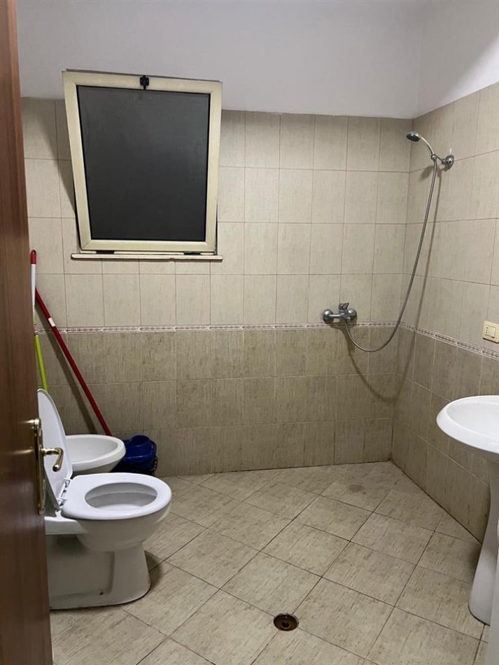 Tirane, jepet me qera apartament 2+1+Ballkon Kati 3, 80 m² 400 € (Rruga Kongresi Manastirit ,prane pediatrise)