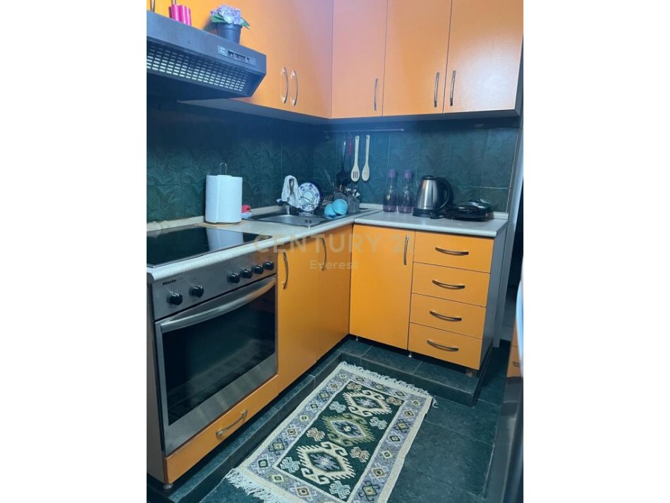 Tirane, jepet me qera apartament 2+1+Ballkon Kati 2, 102 m² 600 € (Rruga e Kavajes, Spitali Gjerman)