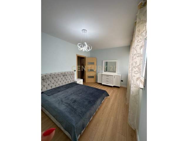 Tirane, jepet me qera 3+1+BLK Kati 4, 125 m² 550 Euro (Xhamlliku)