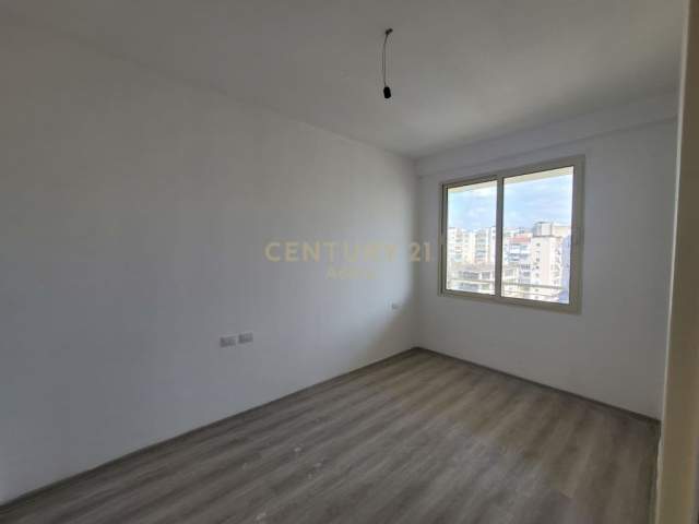 Tirane, jepet me qera apartament Kati 7, 74 m² 300  (Ish Fusha e Aviacionit)