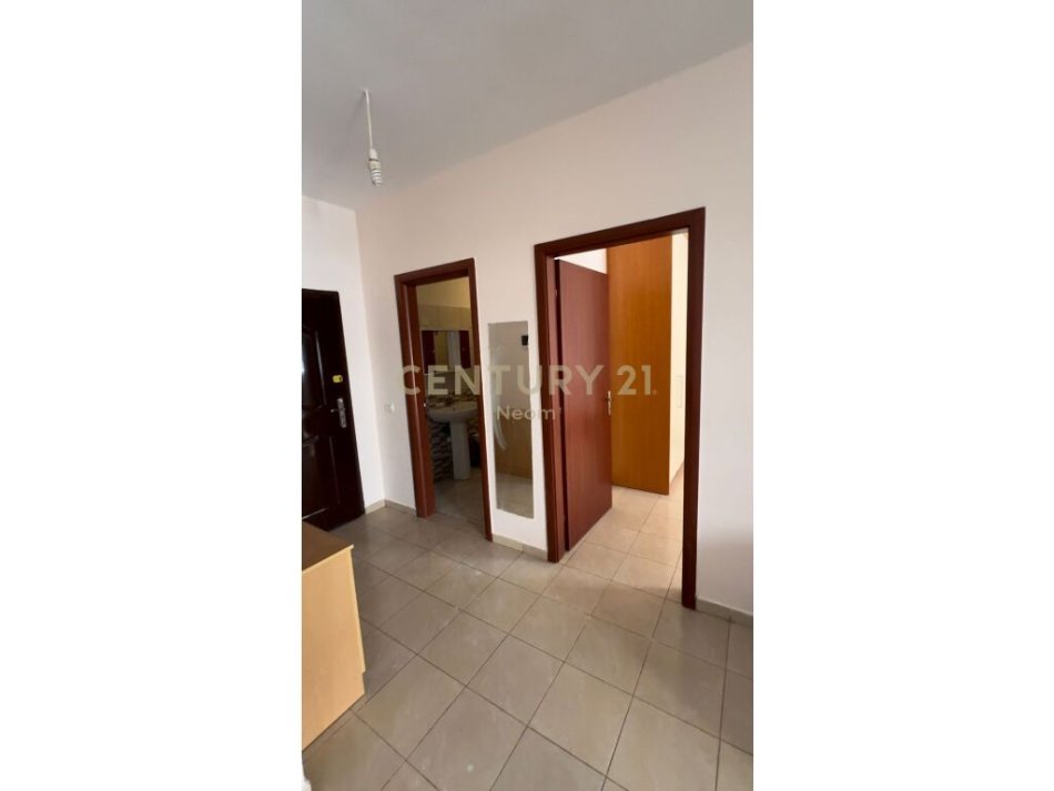 Tirane, shitet 1+1+Ballkon Kati 6, 81 m² 89.000 € (shitet 1+1 me mundesi konvertimi ne 2+1 prane kompleksit Grand Gallery ne Yzberisht)