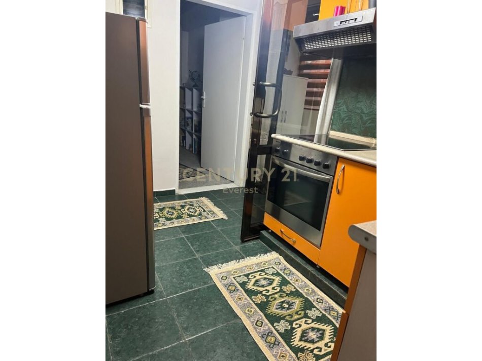 Tirane, jepet me qera apartament 2+1+Ballkon Kati 2, 102 m² 600 € (Rruga e Kavajes, Spitali Gjerman)