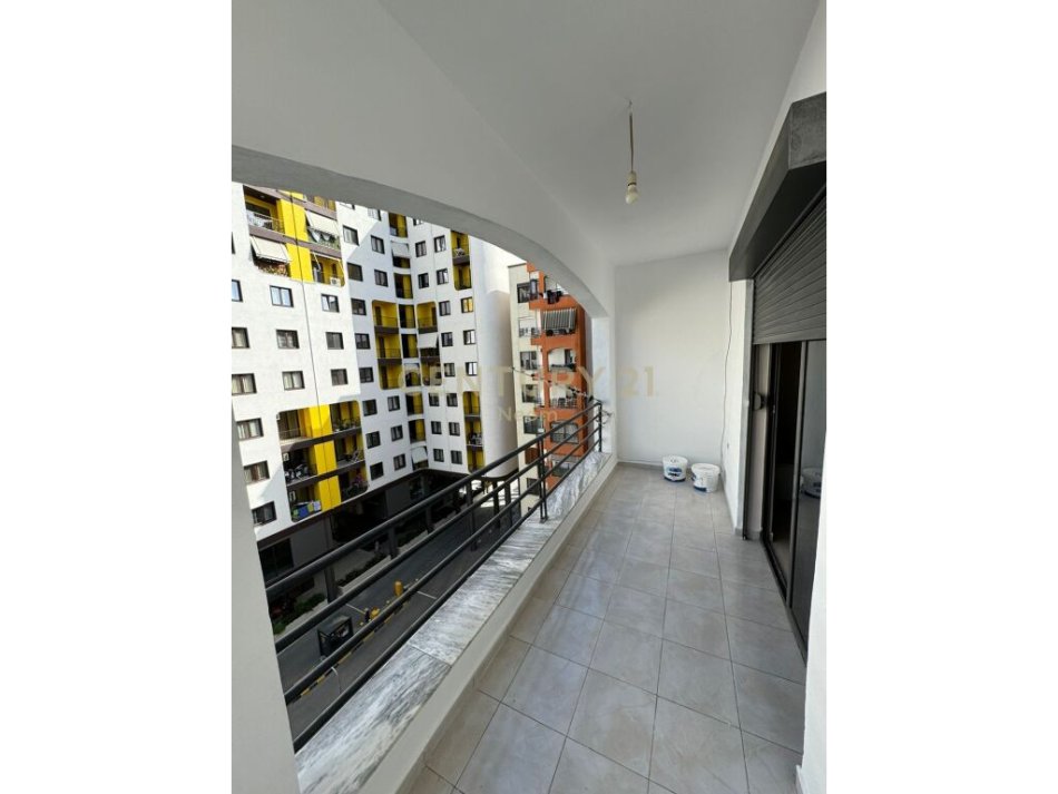 Tirane, shitet 1+1+Ballkon Kati 6, 81 m² 89.000 € (shitet 1+1 me mundesi konvertimi ne 2+1 prane kompleksit Grand Gallery ne Yzberisht)