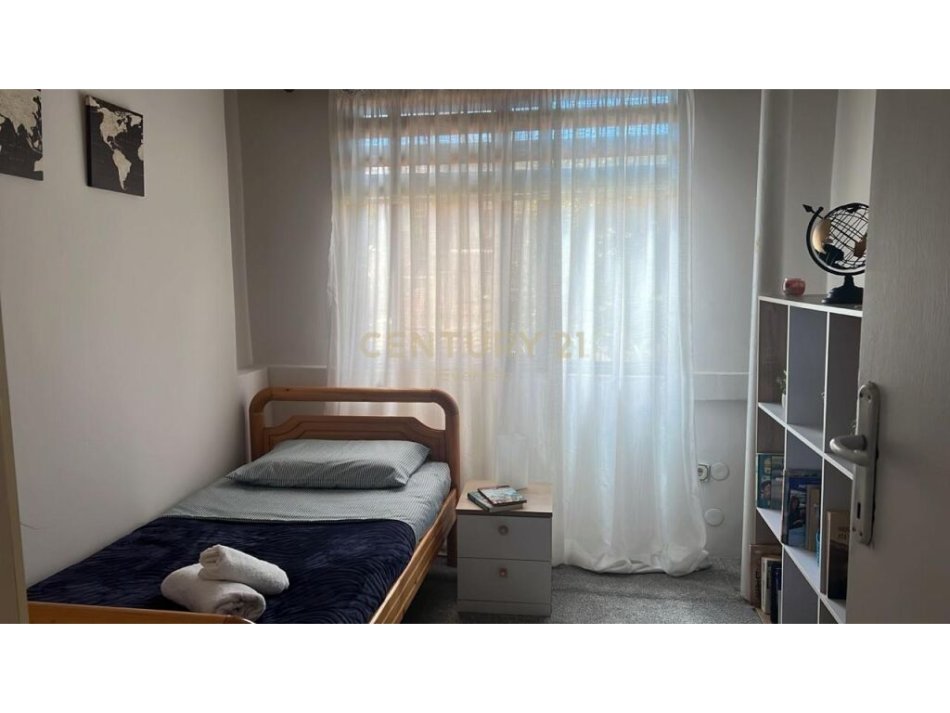 Tirane, jepet me qera apartament 2+1+Ballkon Kati 2, 102 m² 600 € (Rruga e Kavajes, Spitali Gjerman)