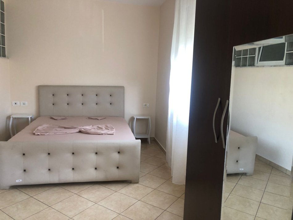 Tirane, jepet me qera apartament 2+1+Ballkon Kati 7, 100 m² 450 € (Rr. 3 Deshmoret)
