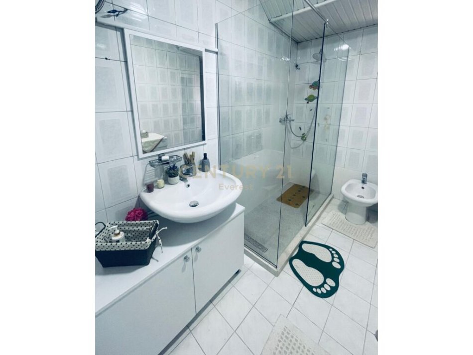 Tirane, jepet me qera apartament 2+1+Ballkon Kati 2, 102 m² 600 € (Rruga e Kavajes, Spitali Gjerman)
