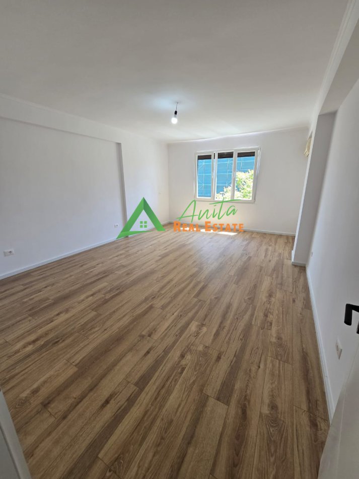 Tirane, shes apartament 1+1+Ballkon, Kati 4, 71 m2 120,000 € (Rruga Riza Cerova)