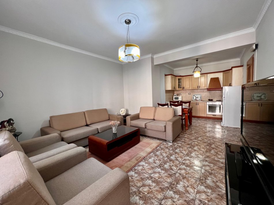 Tirane, jepet me qera apartament 2+1+Ballkon Kati 6, 96 m² 600 € (Bulevardi Zogu i Pare)