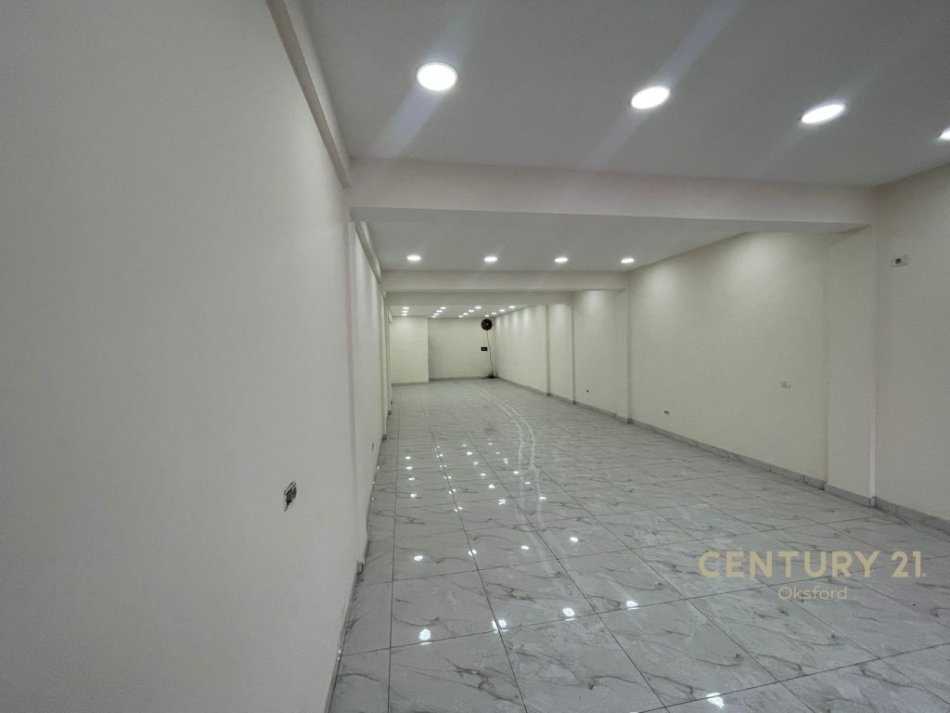 Tirane, jepet me qera ambjent biznesi , 110 m² 600 € (Ambient komercial për qira buze rruges Dritan Hoxha, Tirane)