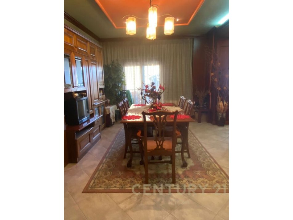 Tirane, shitet apartament 2+1 Kati 8, 140 m² 270.000 € (te Rruga e Kavajes , buze rruges kryesore prane Roza Blu)