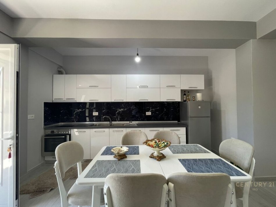 Tirane, jepet me qera apartament 2+1+Aneks+Ballkon Kati 2, 100 m² 500 € (kati 2 i nje vile me mobilim totalisht te ri, rruga 5 Maji)