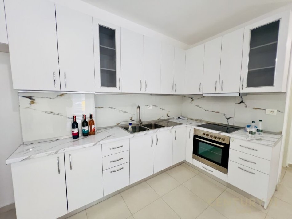 Tirane, jepet me qera apartament 1+1+Ballkon Kati 3, 76 m² 270 € (APARTAMENT 1+1 NE SHKOZE!)