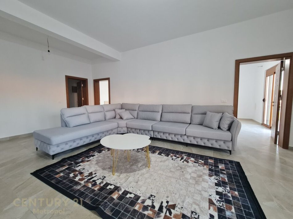 Tirane, jepet me qera 2+1+Ballkon Kati 3, 115 m² 550 € (Ofrohet për qira kati i tretë i një vile katërkateshe në zonën e Astirit)