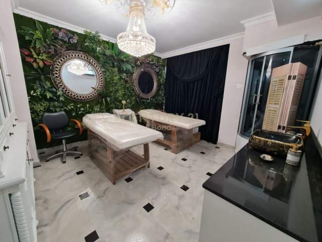 Tirane, jepet me qera ambjent biznesi 3.200 Euro (blloku)