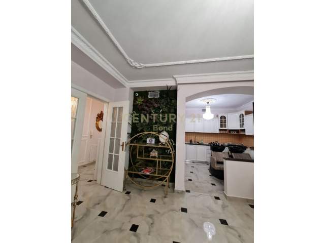 Tirane, jepet me qera ambjent biznesi 3.200 Euro (blloku)