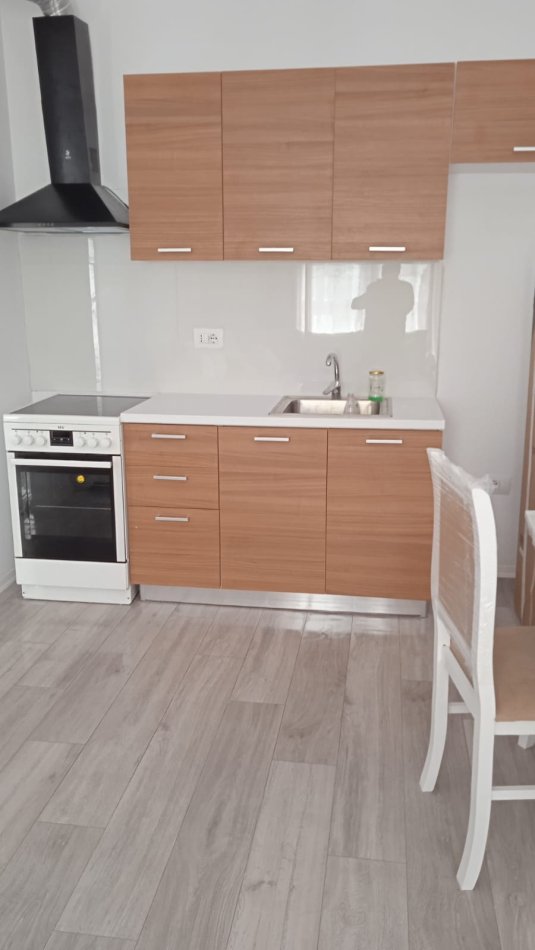 Tirane, jepet me qera apartament 1+1+Ballkon Kati 5, 65 m² 330 € (Univers City I sapomobiluar)