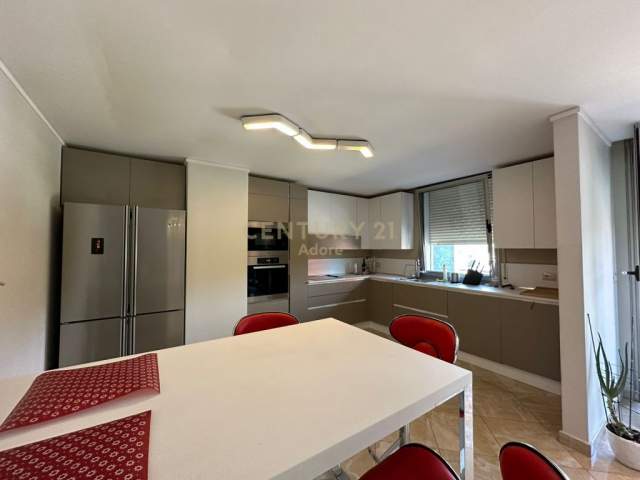Tirane, jepet me qera apartament 3+1+A+BLK Kati 5, 179 m² 2.100 Euro (Rr. "Sami Frasheri", Liqeni i Tiranës)