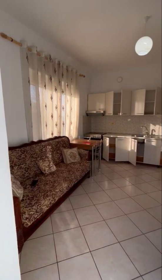 Tirane, jepet me qera shtepi 1+1+Ballkon Kati 2, 65 m² 320 € (Laprake , rruga andon frasheri)