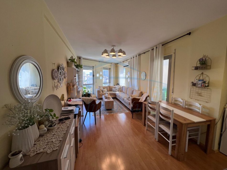 Shqiperi, shitet apartament 2+1+Ballkon Kati 4, 95 m² 170.000 € (RRUGA E KAVAJES)