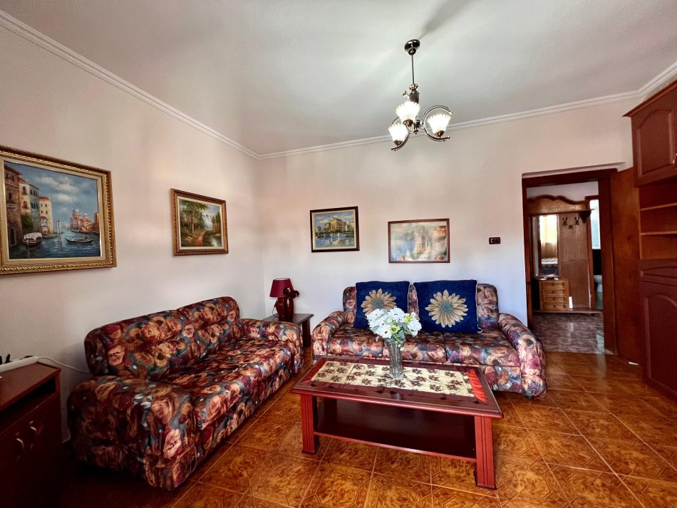 Tirane, jepet me qera apartament 2+1+Ballkon Kati 4, 80 m² 500 € (Shkolla e Kuqe)