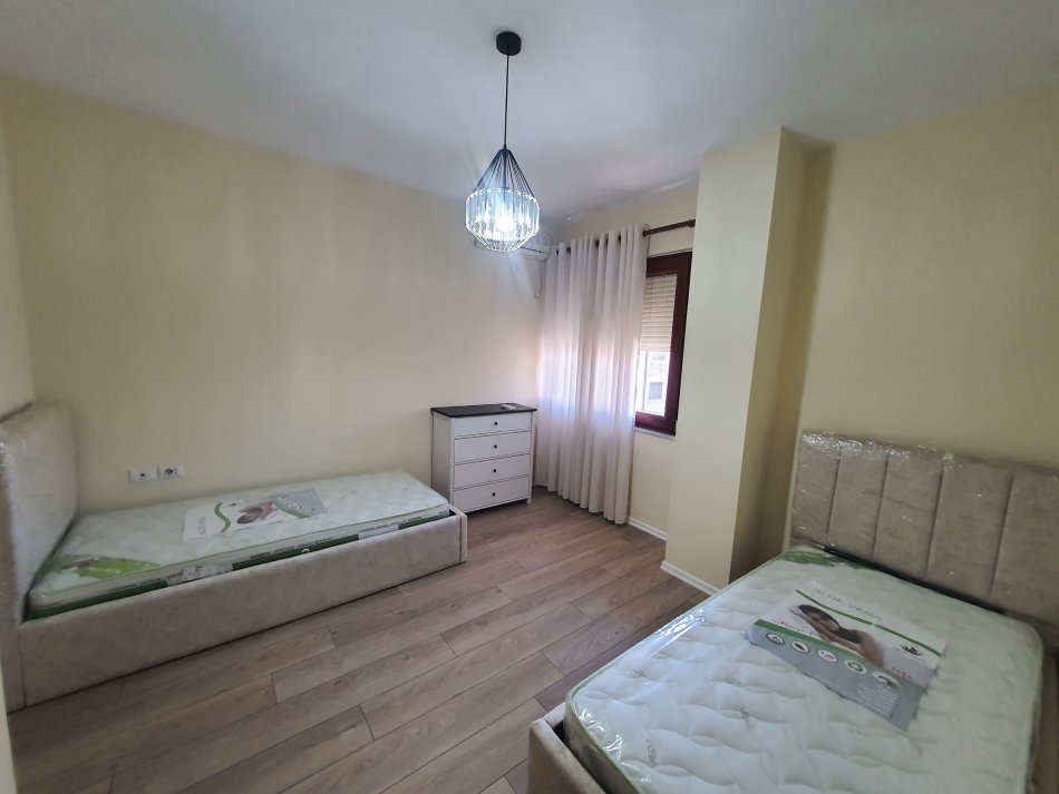 Tirane, jepet me qera apartament 2+1+Ballkon Kati 3, 90 m² 800 € (MYSLYM SHYRI)