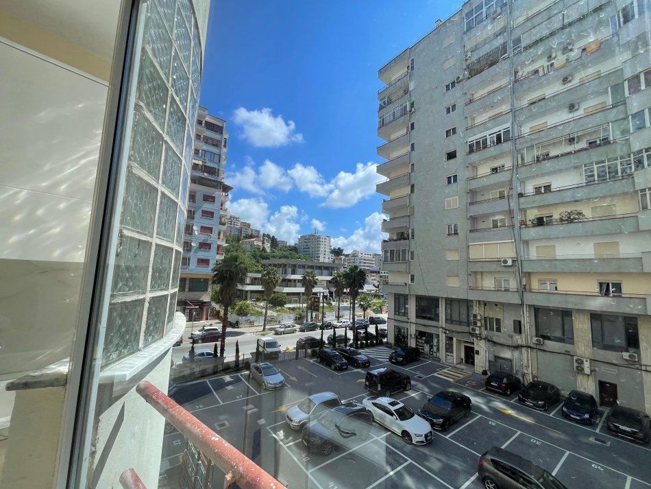 Durres, jepet me qera apartament 1+1+Aneks+Ballkon Kati 2, 68 m² 400 € (Taulantia)