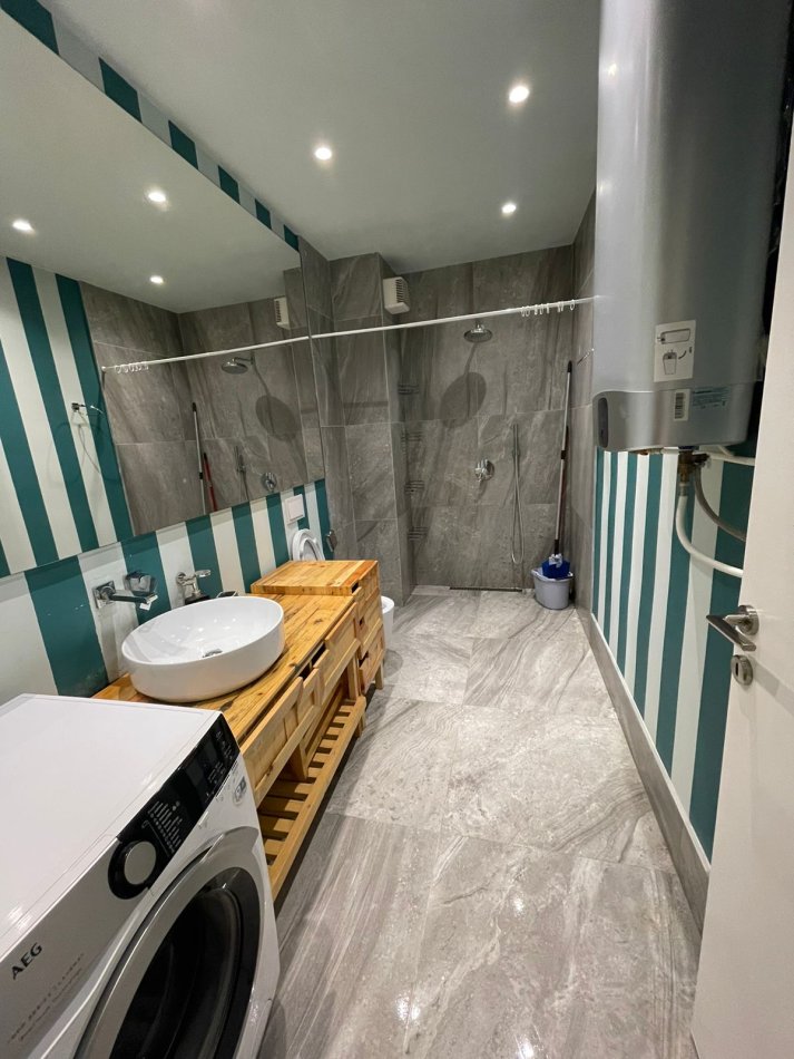 Tirane, jepet me qera apartament 2+1 (i mobiluar), Kati 4, 700 € (Liqeni i Thate,prane Hotel Radisson)