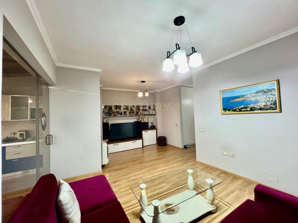 Tirane, shitet apartament 1+1+Ballkon Kati 9, 75 m² 150.000 € (Komuna e Parisit, prane Kika 1)