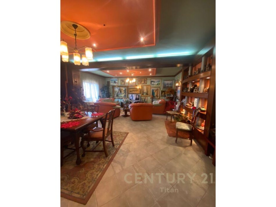Tirane, shitet apartament 2+1 Kati 8, 140 m² 270.000 € (te Rruga e Kavajes , buze rruges kryesore prane Roza Blu)