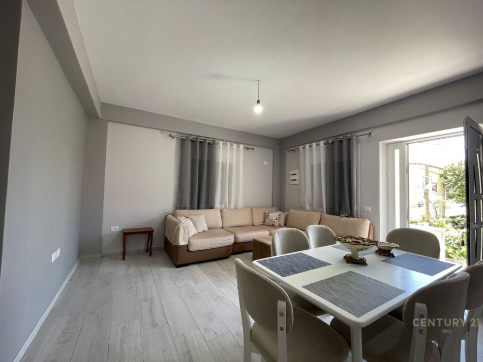 Tirane, jepet me qera apartament 2+1+Aneks+Ballkon Kati 2, 100 m² 500 € (kati 2 i nje vile me mobilim totalisht te ri, rruga 5 Maji)