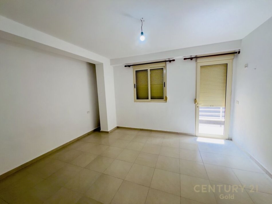 Tirane, jepet me qera apartament 1+1+Ballkon Kati 3, 76 m² 270 € (APARTAMENT 1+1 NE SHKOZE!)