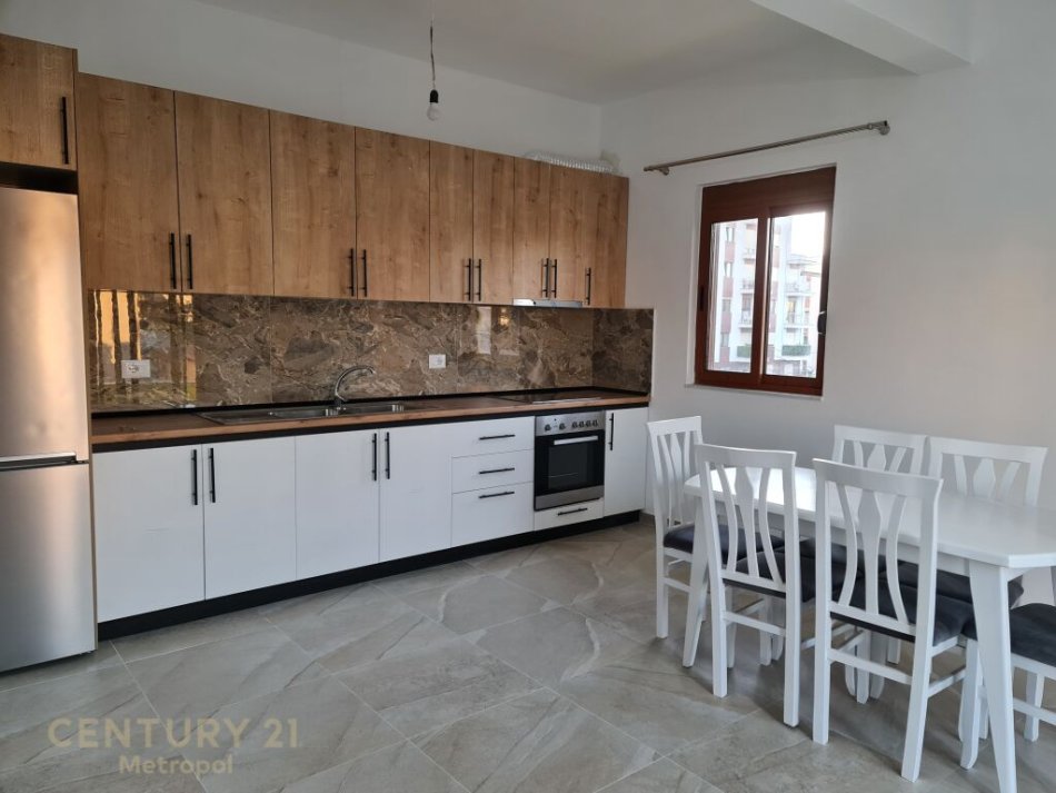 Tirane, jepet me qera 2+1+Ballkon Kati 3, 115 m² 550 € (Ofrohet për qira kati i tretë i një vile katërkateshe në zonën e Astirit)
