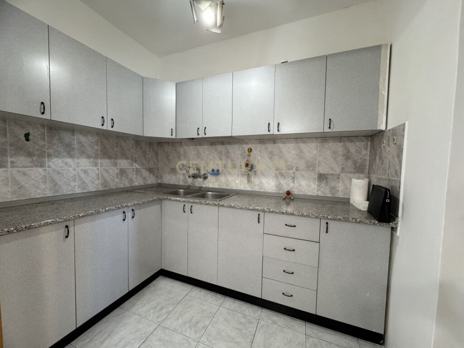 Tirane, shitet apartament 2+1 Kati 2, 73 m² 98.000 € (2+1 NE PORCELAN, Tek Universiteti Europian)