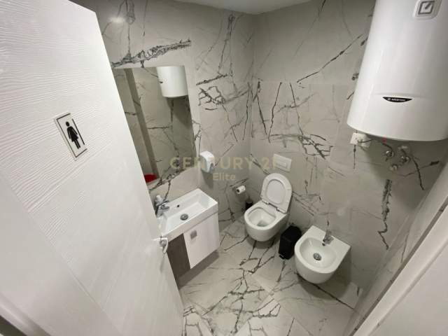 Tirane, jepet me qera ambjent biznesi 1.950 Euro (OXHAKU)