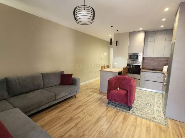 Tirane, jepet me qera apartament 2+1+BLK Kati 5, 95 m² 600 Euro (don bosko)