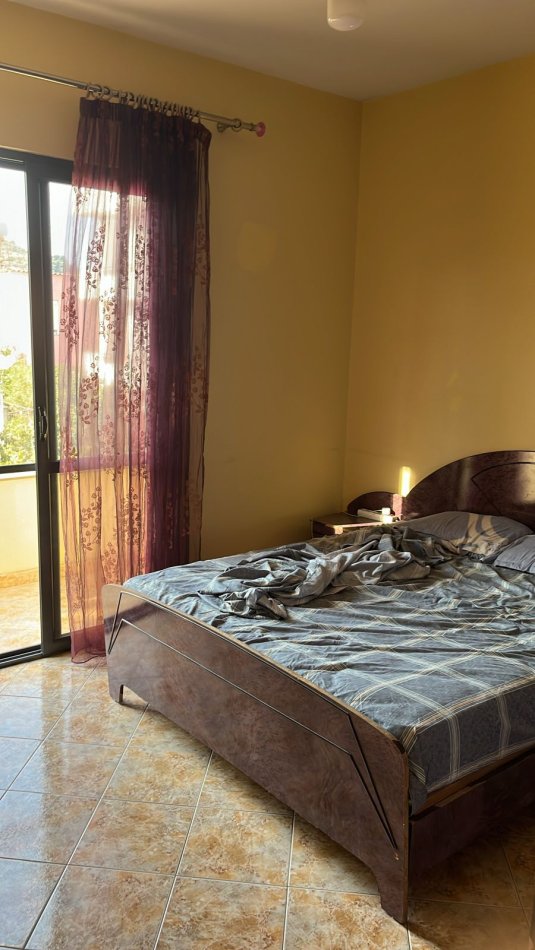 Tirane, jepet me qera apartament 3+1 Kati 2, 170 m² 600 € (Kombinat)