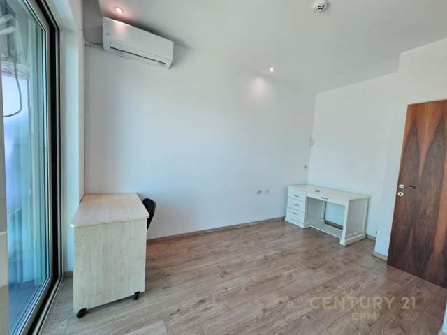 Tirane, jepet me qera ambjent biznesi Kati 9, 95 m² 950 Euro (ambasador 3)