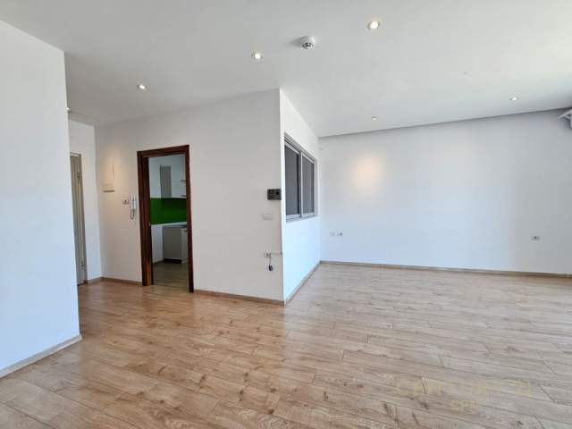 Tirane, jepet me qera ambjent biznesi Kati 9, 950  (ambasador 3)