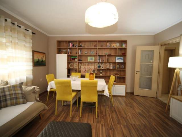 Tirane, jepet me qera apartament 2+1+BLK Kati 3, 80 m² 650 Euro (Prane Pazarit)