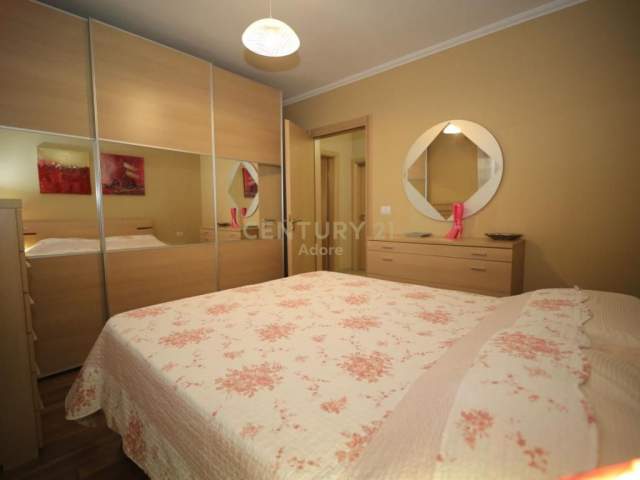 Tirane, jepet me qera apartament 2+1+BLK Kati 3, 80 m² 650 Euro (Prane Pazarit)