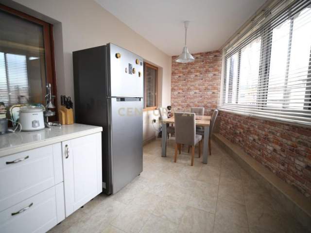 Tirane, jepet me qera apartament 2+1+BLK Kati 3, 80 m² 650 Euro (Prane Pazarit)