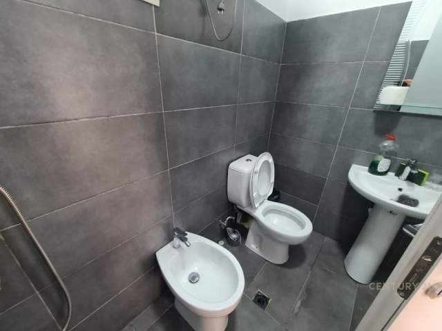 Tirane, jepet me qera zyre Kati 1, 34 m² 400 Euro (Myslym Shyri Tirana, Albania)