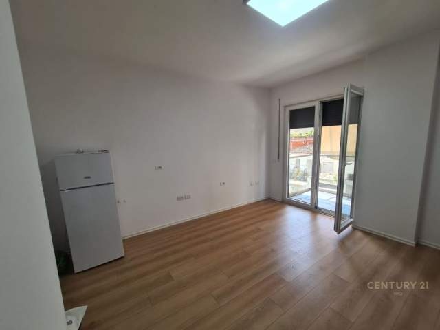 Tirane, jepet me qera zyre Kati 1, 34 m² 400 Euro (Myslym Shyri Tirana, Albania)