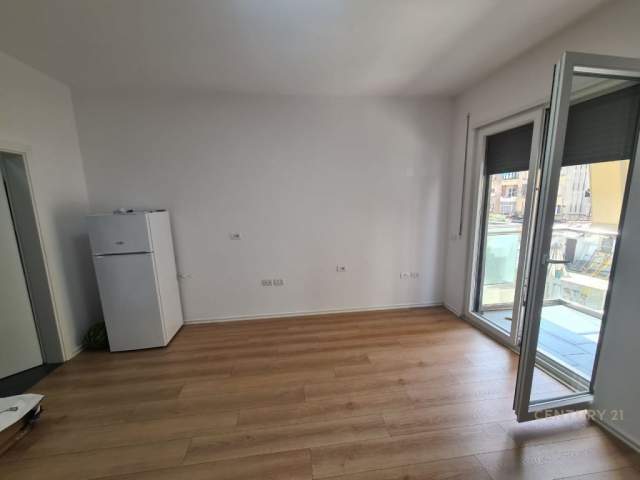 Tirane, jepet me qera zyre Kati 1, 34 m² 400 Euro (Myslym Shyri Tirana, Albania)
