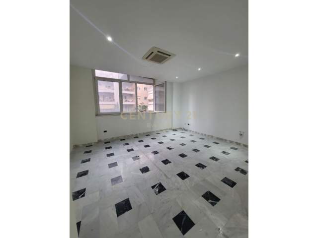 Tirane, shitet apartament 1+1 Kati 1, 65 m² 78.000  (Kompleksi "Kolombo", Rruga "Xhanfize Keko")
