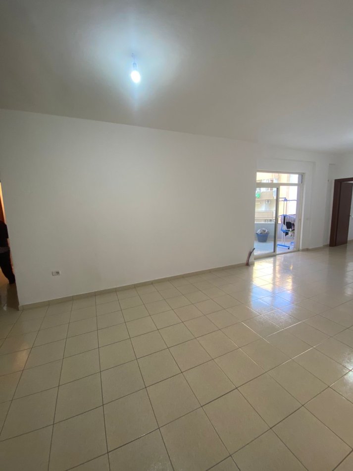 Tirane, jepet me qera apartament 3+1+Aneks+Ballkon Kati 2, 120 m² 350 € (Fresku te Spar 1)
