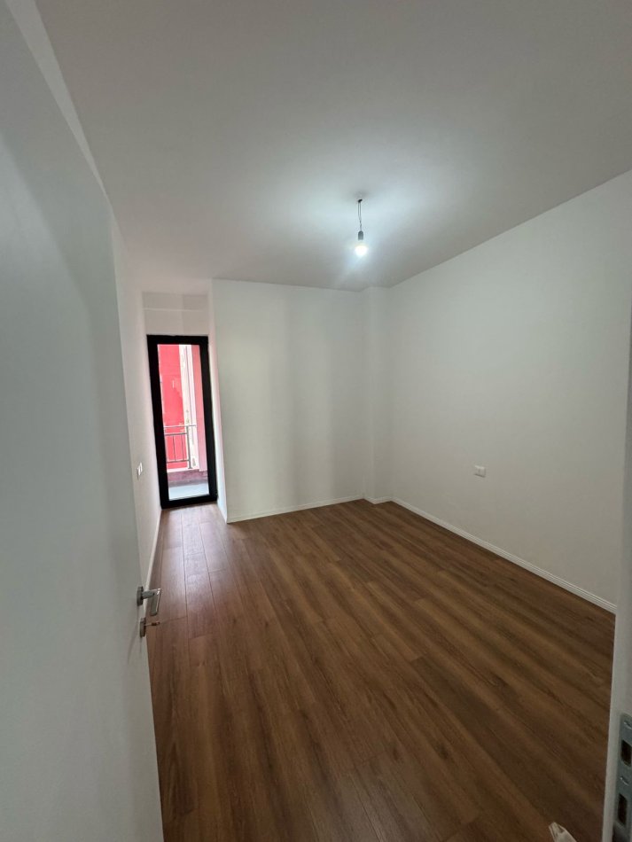 Tirane, jepet me qera apartament 2+1+Ballkon , 95 m² 750 € (PALLATET ARLIS, farmacia 10!)