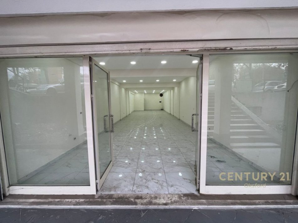 Tirane, jepet me qera ambjent biznesi , 110 m² 600 € (Ambient komercial për qira buze rruges Dritan Hoxha, Tirane)