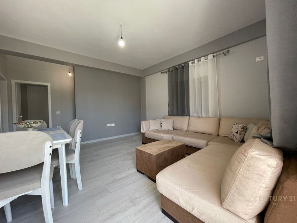 Tirane, jepet me qera apartament 2+1+Aneks+Ballkon Kati 2, 100 m² 500 € (kati 2 i nje vile me mobilim totalisht te ri, rruga 5 Maji)